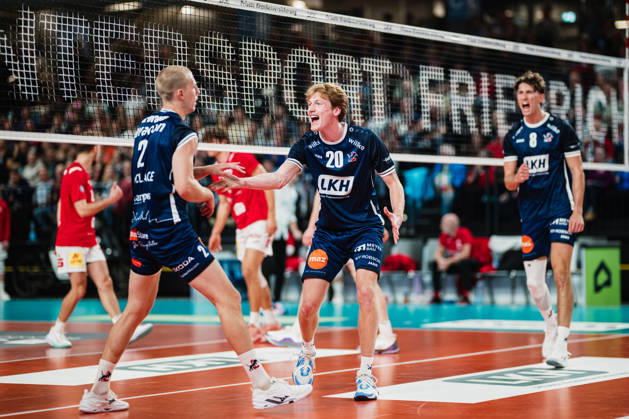 VBL SVG Lüneburg vs. SV Warnemünde, October 24, 2026; Patrick Kyle Rogers 20; SVG Lüneburg celebrates with Daniel Gruvaeus 2, SVG Lüneburg Volleyball, Bundesliga, Matchday 2, SVG Lüneburg vs. SV Warnemünde on October 24, 2026, at the LKH Arena, Lüneburg Copyright: xBEAUTIFULxSPORTS Tonhäuserx