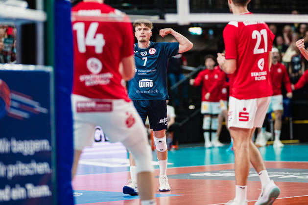 VBL SVG Lüneburg vs. SV Warnemünde, October 24, 2026, Leon Pohl 7, SV Warnemünde celebrates Volleyball, Bundesliga, Matchday 2, SVG Lüneburg vs. SV Warnemünde on October 24, 2026, at the LKH Arena, Lüneburg Copyright: xBEAUTIFULxSPORTS Tonhäuserx