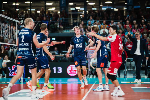 VBL SVG Lüneburg vs. SV Warnemünde, October 24, 2026; Axel Valentin Enlund 17, SVG Lüneburg celebrates with the team. Volleyball, Bundesliga, Matchday 2, SVG Lüneburg vs. SV Warnemünde on October 24, 2026, at the LKH Arena, Lüneburg Copyright: xBEAUTIFULxSPORTS Tonhäuserx