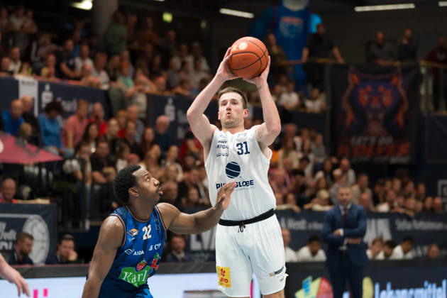 Johnathan Stove Rostock, 22, Spencer Reaves MBC, 31, Syntainics MBC vs. Rostock Seawolves, BBL, Men s Basketball 1st Bundesliga, Matchday 6 of the 2026–27 season, October 24, 2026, Weißenfels Stadthalle, Saxony-Anhalt, Germany