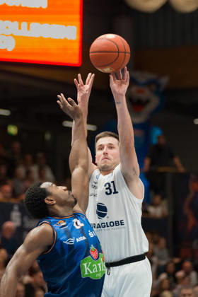 Johnathan Stove Rostock, 22, Spencer Reaves MBC, 31, Syntainics MBC vs. Rostock Seawolves, BBL, Men s Basketball 1st Bundesliga, Matchday 6 of the 2026–27 season, October 24, 2026, Weißenfels Stadthalle, Saxony-Anhalt, Germany