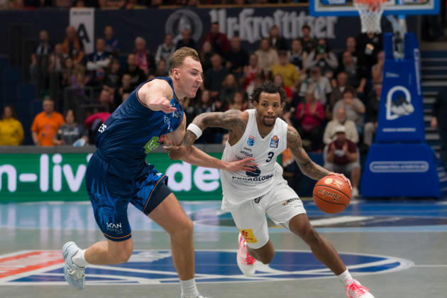 Artur Konontsuk, Rostock, 34; DeLonnie Hunt, MBC, 3; Syntainics MBC vs. Rostock Seawolves, BBL, Men s Basketball 1st Bundesliga, Matchday 6 of the 2026–27 season, October 24, 2026, Weißenfels Stadthalle, Saxony-Anhalt, Germany