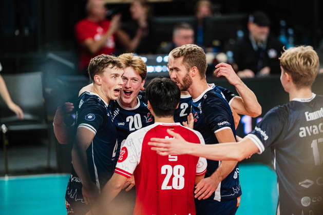 VBL SVG Lüneburg vs. SV Warnemünde, October 24, 2026 SVG Lüneburg celebrates, Santeri Välimaa 12, SVG Lüneburg, Patrick Kyle Rogers 20, SVG Lüneburg, Shane Holdaway 1, SVG Lüneburg Volleyball, Bundesliga, Matchday 2, SVG Lüneburg vs. SV Warnemünde on October 24, 2026, at the LKH Arena, Lüneburg Copyright: xBEAUTIFULxSPORTS Tonhäuserx