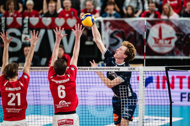 VBL SVG Lüneburg vs. SV Warnemünde, October 24, 2026 Patrick Kyle Rogers 20, SVG Lüneburg, Mateusz Slawatycki 21, SV Warnemünde, Bradley Merryweather 6, SV Warnemünde Volleyball, Bundesliga, Matchday 2, SVG Lüneburg vs. SV Warnemünde on October 24, 2026, at the LKH Arena, Lüneburg Copyright: xBEAUTIFULxSPORTS Tonhäuserx