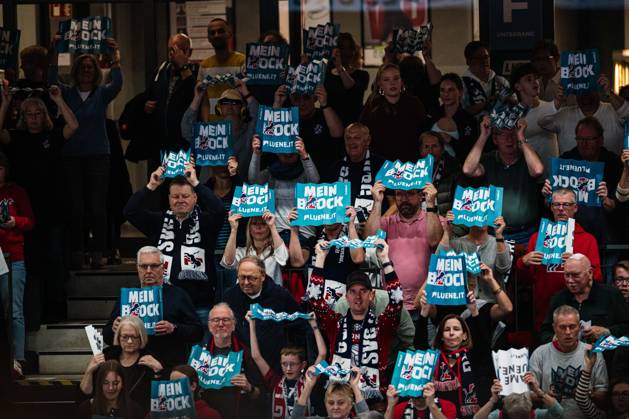 VBL SVG Lüneburg vs. SV Warnemünde, October 24, 2026—Fans cheering with Mein Block clapping boards; Volleyball, Bundesliga, Matchday 2, SVG Lüneburg vs. SV Warnemünde on October 24, 2026, at the LKH Arena, Lüneburg Copyright: xBEAUTIFULxSPORTS Tonhäuserx