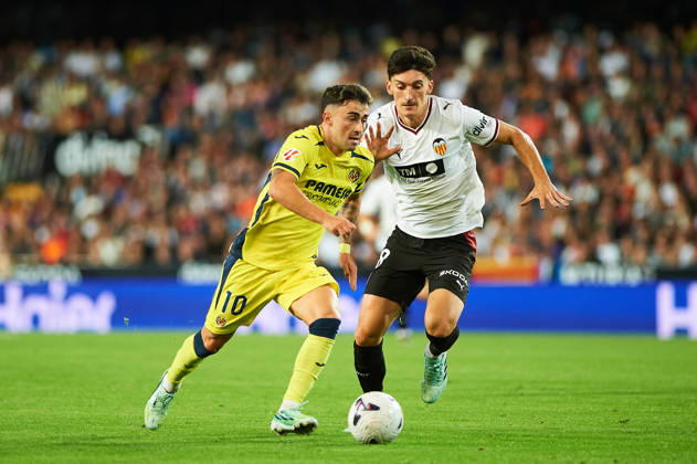 Alberto Moleiro of Villarreal CF and Pepelu Garcia of Vaya Valencia CF during the LaLiga EA Sports match between Valencia CF and Villarreal CF at Mestalla on October 24, 2026, in Valencia, Spain