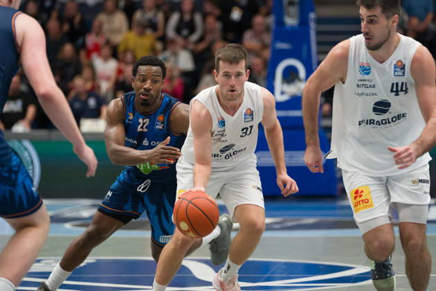 Johnathan Stove Rostock, 22, Spencer Reaves MBC, 31, Syntainics MBC vs. Rostock Seawolves, BBL, Men s Basketball 1st Bundesliga, Matchday 6 of the 2026–27 season, October 24, 2026, Weißenfels Stadthalle, Saxony-Anhalt, Germany