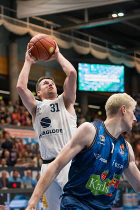 Spencer Reaves MBC, 31, Philipp Hartwich Rostock, 7, Syntainics MBC vs. Rostock Seawolves, BBL, Men s Basketball 1st Bundesliga, Matchday 6 of the 2026–27 season, October 24, 2026, Weißenfels Stadthalle, Saxony-Anhalt, Germany