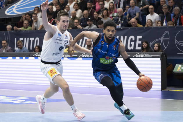 EasyCredit Basketball Bundesliga 2026–2027: Syntainics MBC vs. Rostock Seawolves, Weissenfels, Germany, October 24, 2026. Pictured, from left: Spencer Reaves (Weissenfels) and Zach Copeland (Rostock). Weissenfels Stadthalle, Weissenfels, Saxony-Anhalt, Germany
