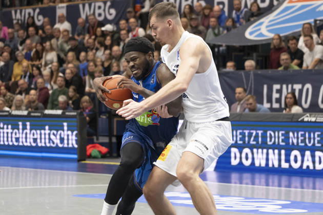 EasyCredit Basketball Bundesliga 2026–2027: Syntainics MBC vs. Rostock Seawolves, Weissenfels, Germany, October 24, 2026. Pictured, from left: TJ Jr. Crockett (Rostock) and Borisa Simanic (Weissenfels). Weissenfels Stadthalle, Weissenfels, Saxony-Anhalt, Germany