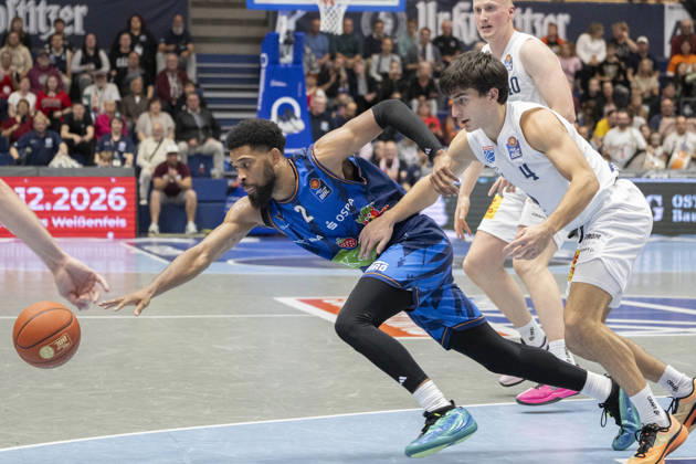 EasyCredit Basketball Bundesliga 2026–2027: Syntainics MBC vs. Rostock Seawolves, Weissenfels, Germany, October 24, 2026. Pictured from left: Zach Copeland of Rostock and Vuk Radojicic of Weissenfels in a one-on-one battle. Weissenfels City Hall, Weissenfels, Saxony-Anhalt, Germany