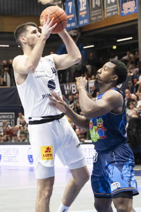 EasyCredit Basketball Bundesliga 2026–2027: Syntainics MBC vs. Rostock Seawolves, Weissenfels, Germany, October 24, 2026. Pictured, from left: Jure Planinic (Weissenfels) and Jonathan Stove (Rostock). Weissenfels City Hall, Weissenfels, Saxony-Anhalt, Germany