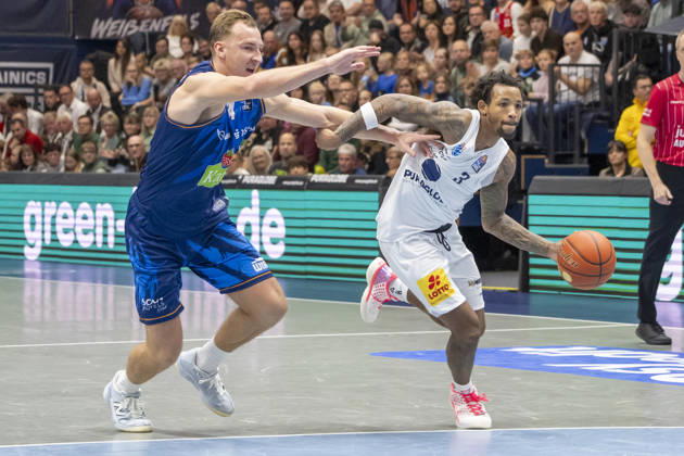 EasyCredit Basketball Bundesliga 2026–2027: Syntainics MBC vs. Rostock Seawolves, Weissenfels, Germany, October 24, 2026. Pictured, from left: Artur Konontsuk (Rostock) and DeLonnie Hunt (Weissenfels). Weissenfels Stadthalle, Weissenfels, Saxony-Anhalt, Germany
