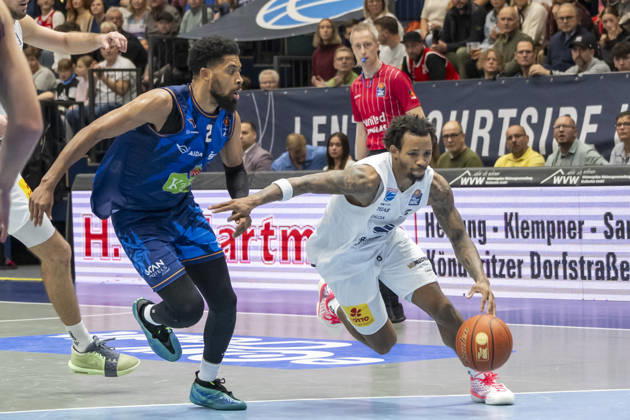 EasyCredit Basketball Bundesliga 2026–2027: Syntainics MBC vs. Rostock Seawolves, Weissenfels, Germany, October 24, 2026. Pictured, from left: Zach Copeland (Rostock) and DeLonnie Hunt (Weissenfels). Weissenfels Stadthalle, Weissenfels, Saxony-Anhalt, Germany