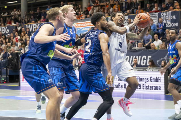 EasyCredit Basketball Bundesliga 2026–2027: Syntainics MBC vs. Rostock Seawolves, Weissenfels, Germany, October 24, 2026. Pictured from left: Artur Konontsuk (Rostock), Bent Leuchten (Rostock), Zach Copeland (Rostock), and DeLonnie Hunt (Weissenfels). Weissenfels Stadthalle, Weissenfels, Saxony-Anhalt, Germany