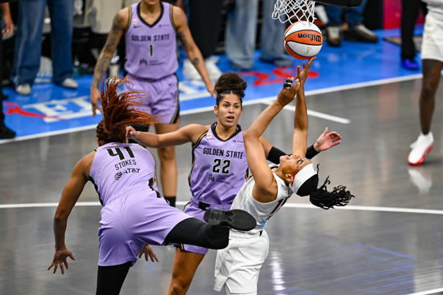 ATLANTA, GA - OCTOBER 24: Atlanta guard Allisha Gray (15) drives to the basket during Game Four of the WNBA, Basketball Damen, USA finals between the Golden State Valkyries and the Atlanta Dream on October 24th, 2026 at State Farm Arena in Atlanta, GA. (Photo by Rich von Biberstein Icon Sportswire) WNBA: OCT 24 Finals Golden State Valkyries at Atlanta Dream EDITORIAL USE ONLY Icon261024002