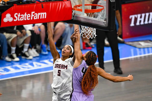 ATLANTA, GA - OCTOBER 24: Atlanta forward Angel Reese (5) drives to the basket during Game Four of the WNBA, Basketball Damen, USA finals between the Golden State Valkyries and the Atlanta Dream on October 24th, 2026 at State Farm Arena in Atlanta, GA. (Photo by Rich von Biberstein Icon Sportswire) WNBA: OCT 24 Finals Golden State Valkyries at Atlanta Dream EDITORIAL USE ONLY Icon261024004