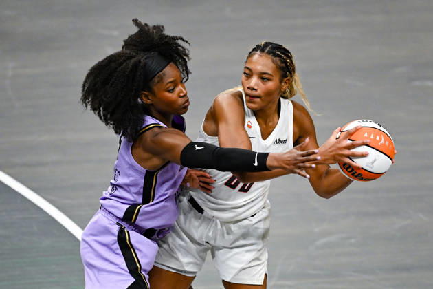 ATLANTA, GA - OCTOBER 24: Atlanta forward Naz Hillmon (00) looks to pass during Game Four of the WNBA, Basketball Damen, USA finals between the Golden State Valkyries and the Atlanta Dream on October 24th, 2026 at State Farm Arena in Atlanta, GA. (Photo by Rich von Biberstein Icon Sportswire) WNBA: OCT 24 Finals Golden State Valkyries at Atlanta Dream EDITORIAL USE ONLY Icon261024015