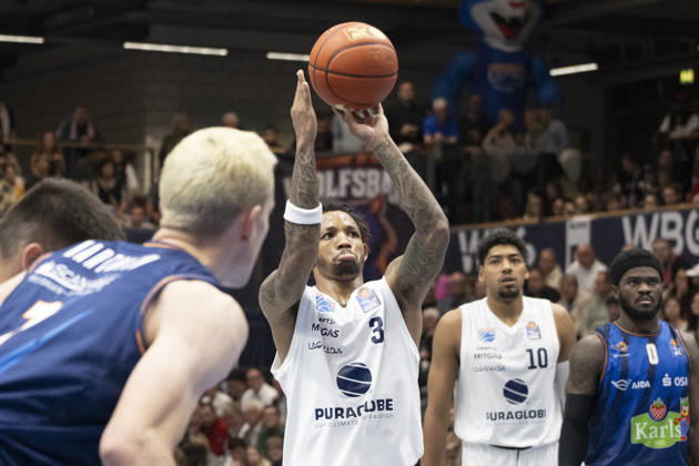 EasyCredit Basketball Bundesliga 2026–2027: Syntainics MBC vs. Rostock Seawolves, Weissenfels, Germany, October 24, 2026. Pictured, from left: DeLonnie Hunt (Weissenfels) and Kostja Mushidi (Weissenfels). Weissenfels Stadthalle, Weissenfels, Saxony-Anhalt, Germany