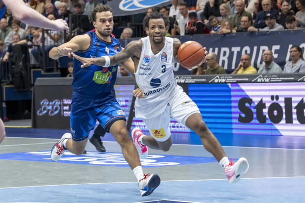 EasyCredit Basketball Bundesliga 2026–2027: Syntainics MBC vs. Rostock Seawolves, Weissenfels, Germany, October 24, 2026. Pictured from left: Elias Baggette of Rostock and DeLonnie Hunt of Weissenfels in a one-on-one battle. Weissenfels City Hall, Weissenfels, Saxony-Anhalt, Germany