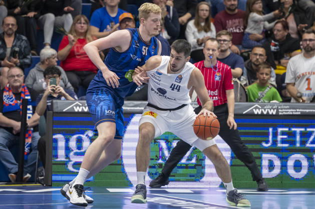 EasyCredit Basketball Bundesliga 2026–2027: Syntainics MBC vs. Rostock Seawolves, Weissenfels, Germany, October 24, 2026. Pictured, from left, in a one-on-one matchup: Bent Leuchten (Rostock) and Jure Planinic (Weissenfels). Weissenfels City Hall, Weissenfels, Saxony-Anhalt, Germany