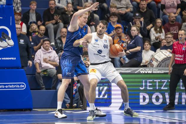 EasyCredit Basketball Bundesliga 2026–2027: Syntainics MBC vs. Rostock Seawolves, Weissenfels, Germany, October 24, 2026. Pictured, from left, in a one-on-one matchup: Bent Leuchten (Rostock) and Jure Planinic (Weissenfels). Weissenfels City Hall, Weissenfels, Saxony-Anhalt, Germany