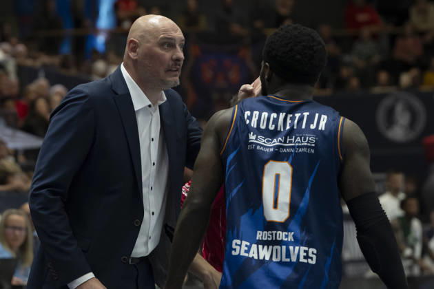 EasyCredit Basketball Bundesliga 2026–2027: Syntainics MBC vs. Rostock Seawolves, Weissenfels, Germany, October 24, 2026. Pictured from left: Head Coach Przemyslaw Frasunkiewicz (Rostock) and TJ Jr. Crockett (Rostock). Weissenfels City Hall, Weissenfels, Saxony-Anhalt, Germany