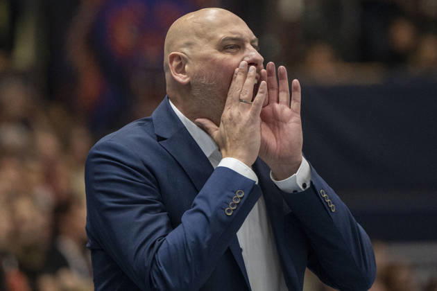 EasyCredit Basketball Bundesliga 2026–2027: Syntainics MBC vs. Rostock Seawolves, Weissenfels, Germany, October 24, 2026. Pictured: Rostock Head Coach Przemyslaw Frasunkiewicz gesturing at the Weissenfels City Hall in Weissenfels, Saxony-Anhalt, Germany