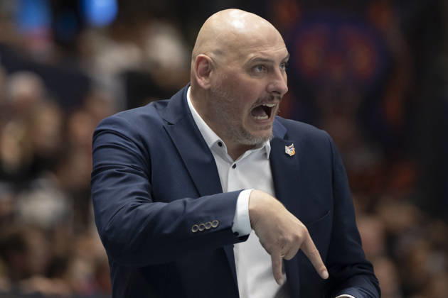 EasyCredit Basketball Bundesliga 2026–2027: Syntainics MBC vs. Rostock Seawolves, Weissenfels, Germany, October 24, 2026. Pictured: Rostock Head Coach Przemyslaw Frasunkiewicz gesturing at the Weissenfels City Hall in Weissenfels, Saxony-Anhalt, Germany