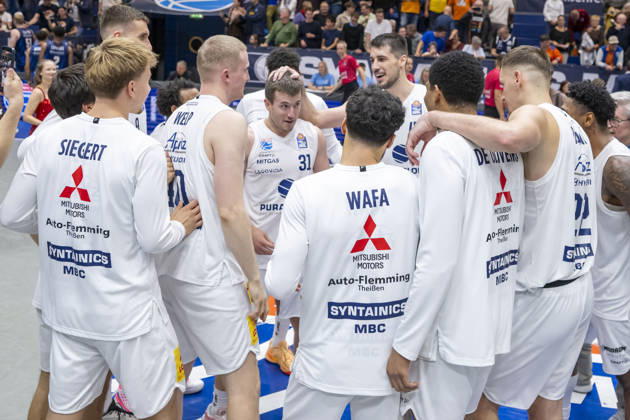 EasyCredit Basketball Bundesliga 2026–2027: Syntainics MBC vs. Rostock Seawolves, Weissenfels, Germany, October 24, 2026. Pictured: The Syntainics MBC team celebrates its victory over the Rostock Seawolves at the Weissenfels Stadthalle in Weissenfels, Saxony-Anhalt, Germany.