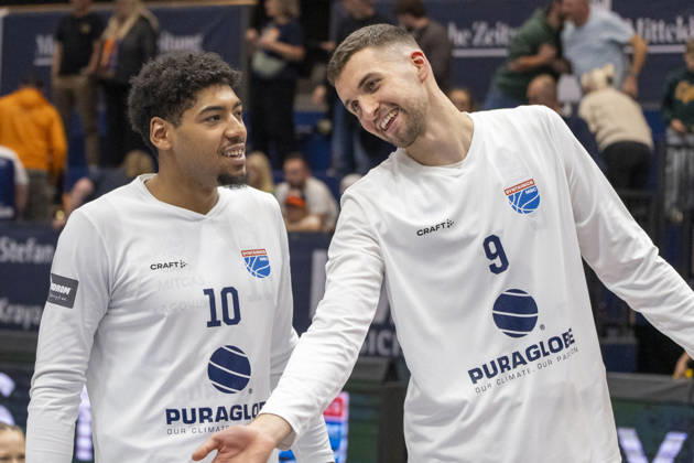 EasyCredit Basketball Bundesliga 2026–2027: Syntainics MBC vs. Rostock Seawolves Weissenfels, Germany, October 24, 2026. Pictured from left: Kostja Mushidi (Weissenfels) and Kresimir Nikic (Weissenfels), laughing, smiling, in good spirits, grinning, Weissenfels City Hall, Weissenfels, Saxony-Anhalt, Germany
