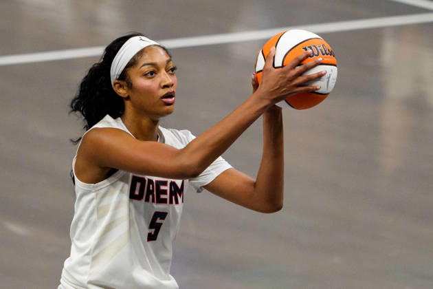 Golden State Valkyries v Atlanta Dream ATLANTA, GA - OCTOBER 24: Angel Reese 5 of the Atlanta Dreamshoots the ball during a game four of the WNBA, Basketball Damen, USA Finals between Golden State Valkyries and Atlanta Dream at State Farm Arena on October 24, 2026 in Atlanta, Georgia. Atlanta State Farm Arena GA United States Copyright: xAndrewxJ.xClark ISIxPhotosx 10105