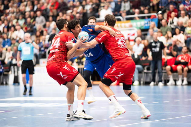Yonatan Dayan, HBW Balingen Weilstetten, 34, at the circle, under heavy pressure from Daniel Dujshebaev, MT Melsungen 24, and Olle Forsell Schefvert, MT Melsungen 25, HBW Balingen Weilstetten vs. MT Melsungen GER, Opel 1 Handball Bundesliga, Championship, Matchday 10, 2026–2027 season, October 24, 2026, Eibner Press Photo by Andreas Ulmer: HBW Balingen Weilstetten vs. MT Melsungen GER, Opel 1 Handball Bundesliga, Championship, Matchday 10, 2026–2027 Season, October 24, 2026, Balingen Copyright: xEibner-Pressefoto AndreasxUlmerx EP_AUR