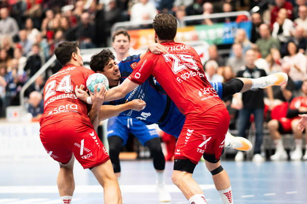 Yonatan Dayan, HBW Balingen Weilstetten, 34, at the circle, under heavy pressure from Daniel Dujshebaev, MT Melsungen 24, and Olle Forsell Schefvert, MT Melsungen 25, HBW Balingen Weilstetten vs. MT Melsungen GER, Opel 1 Handball Bundesliga, Championship, Matchday 10, 2026–2027 season, October 24, 2026, Eibner Press Photo by Andreas Ulmer: HBW Balingen Weilstetten vs. MT Melsungen GER, Opel 1 Handball Bundesliga, Championship, Matchday 10, 2026–2027 Season, October 24, 2026, Balingen Copyright: xEibner-Pressefoto AndreasxUlmerx EP_AUR