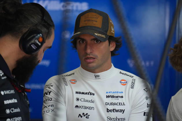 October 24, 2026, Circuit of The Americas, Austin, 2026 FORMULA 1 MSC CRUISES UNITED STATES GRAND PRIX, pictured: Carlos Sainz Jr. (ESP) of the Atlassian Williams F1 Team takes a closer look at his rear wing with his engineer. Photo by Hasan Bratic, DeFodi Images