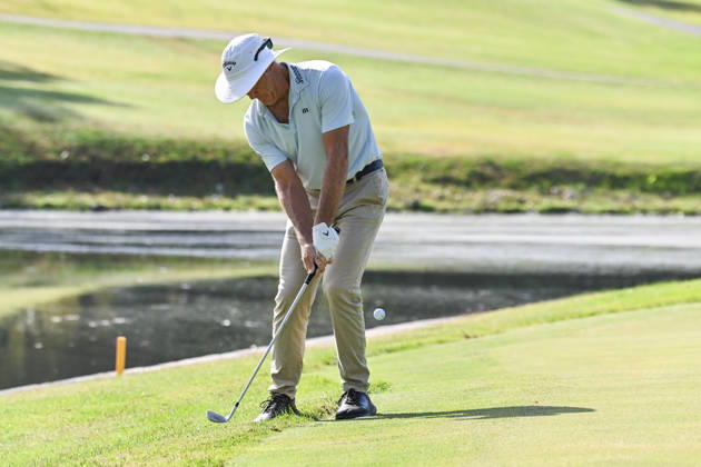 ST. LOUIS , MO - OCTOBER 24: Stuart Appleby of Australia chips onto the fourth green during the second round of the PGA, Golf Herren TOUR Champions Stifel Charity Classic on Saturday October 24th, 2026 at Norwood Hills Country Club in St. Louis, MO (Photo by Rick Ulreich Icon Sportswire) GOLF: OCT 24 PGA TOUR Champions Stifel Charity Classic EDITORIAL USE ONLY Icon5541201