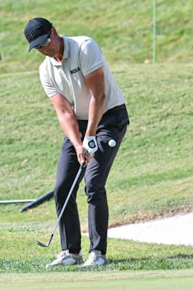 ST. LOUIS , MO - OCTOBER 24: Henrik Stenson of Sweden chips onto the forth green during the second round of the PGA, Golf Herren TOUR Champions Stifel Charity Classic on Saturday October 24th, 2026 at Norwood Hills Country Club in St. Louis, MO (Photo by Rick Ulreich Icon Sportswire) GOLF: OCT 24 PGA TOUR Champions Stifel Charity Classic EDITORIAL USE ONLY Icon5677215