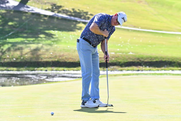ST. LOUIS , MO - OCTOBER 24: Steve Flesch of the United States watches his putt on the fourth green during the second round of the PGA, Golf Herren TOUR Champions Stifel Charity Classic on Saturday October 24th, 2026 at Norwood Hills Country Club in St. Louis, MO (Photo by Rick Ulreich Icon Sportswire) GOLF: OCT 24 PGA TOUR Champions Stifel Charity Classic EDITORIAL USE ONLY Icon5787219