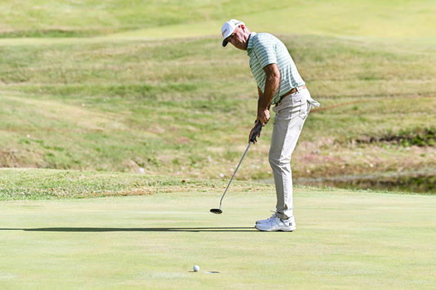 ST. LOUIS , MO - OCTOBER 24: Stewart Cink of the United States watches as his putt goes just wide of the cup on the forth hole during the second round of the PGA, Golf Herren TOUR Champions Stifel Charity Classic on Saturday October 24th, 2026 at Norwood Hills Country Club in St. Louis, MO (Photo by Rick Ulreich Icon Sportswire) GOLF: OCT 24 PGA TOUR Champions Stifel Charity Classic EDITORIAL USE ONLY Icon5956237
