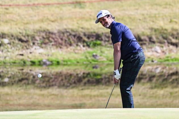 ST. LOUIS , MO - OCTOBER 24: Mark Hensby of Australia chips onto the fourth green during the second round of the PGA, Golf Herren TOUR Champions Stifel Charity Classic on Saturday October 24th, 2026 at Norwood Hills Country Club in St. Louis, MO (Photo by Rick Ulreich Icon Sportswire) GOLF: OCT 24 PGA TOUR Champions Stifel Charity Classic EDITORIAL USE ONLY Icon5971241