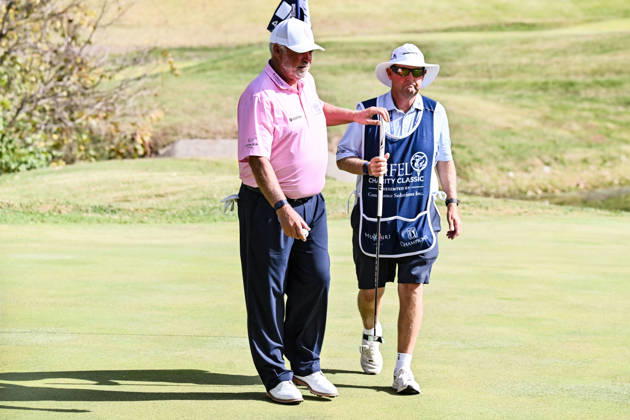 ST. LOUIS , MO - OCTOBER 24: Darren Clarke of the Bahamas hands his putter to Caddie Keith Nolan after getting a birdie on the fourth hole during the second round of the PGA, Golf Herren TOUR Champions Stifel Charity Classic on Saturday October 24th, 2026 at Norwood Hills Country Club in St. Louis, MO (Photo by Rick Ulreich Icon Sportswire) GOLF: OCT 24 PGA TOUR Champions Stifel Charity Classic EDITORIAL USE ONLY Icon6014244