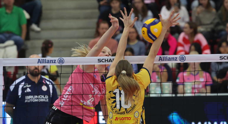 Stuttgart, DEKRA Bundesliga Volleyball: Allianz MTV Stuttgart vs. VfB Suhl LOTTO Thüringen; on the left, Marie Steinhilber (Stgt)