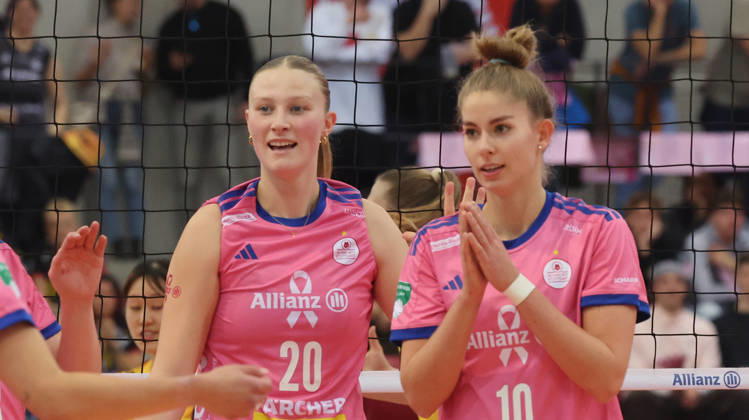 Stuttgart, DEKRA Bundesliga Volleyball: Allianz MTV Stuttgart vs. VfB Suhl LOTTO Thüringen; from left: Marie Steinhilber, Pia Kästner, Stgt