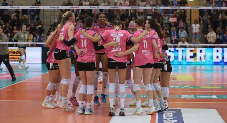 Stuttgart, DEKRA Bundesliga Volleyball: Allianz MTV Stuttgart vs. VfB Suhl LOTTO Thüringen, Cheers in Stuttgart