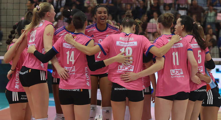 Stuttgart, DEKRA Bundesliga Volleyball: Allianz MTV Stuttgart vs. VfB Suhl LOTTO Thüringen, Cheers in Stuttgart, Leilani Slacanin in the center
