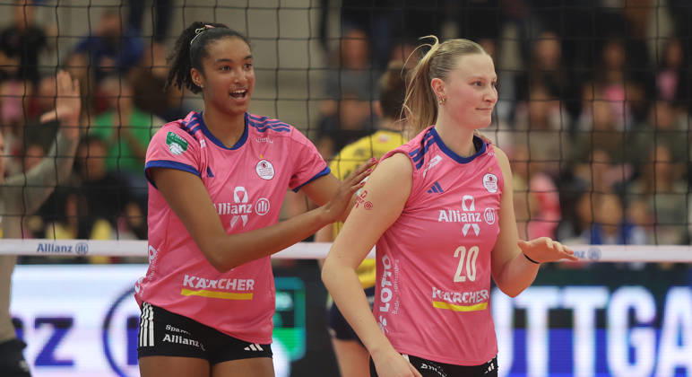 Stuttgart, DEKRA Bundesliga Volleyball: Allianz MTV Stuttgart vs. VfB Suhl LOTTO Thüringen; from left: Leilani Slacanin, Marie Steinhilber, Stgt
