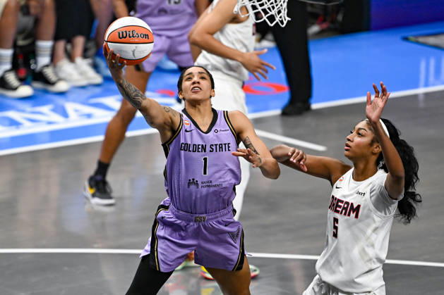 ATLANTA, GA - OCTOBER 24: Golden State forward Gabby Williams (1) drives to the basket against Atlanta forward Angel Reese (5) during Game Four of the WNBA, Basketball Damen, USA finals between the Golden State Valkyries and the Atlanta Dream on October 24th, 2026 at State Farm Arena in Atlanta, GA. (Photo by Rich von Biberstein Icon Sportswire) WNBA: OCT 24 Finals Golden State Valkyries at Atlanta Dream EDITORIAL USE ONLY Icon261024036
