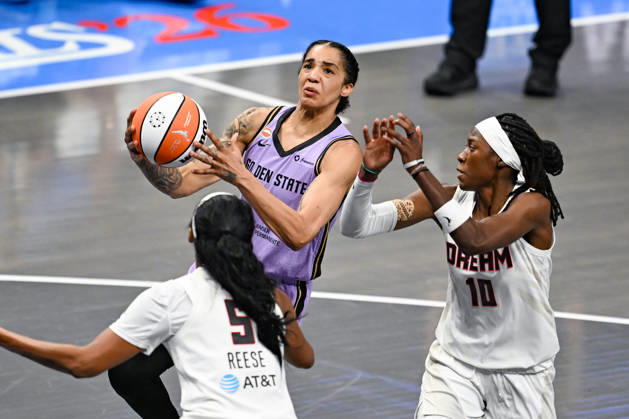 ATLANTA, GA - OCTOBER 24: Golden State forward Gabby Williams (1) drives to the basket during Game Four of the WNBA, Basketball Damen, USA finals between the Golden State Valkyries and the Atlanta Dream on October 24th, 2026 at State Farm Arena in Atlanta, GA. (Photo by Rich von Biberstein Icon Sportswire) WNBA: OCT 24 Finals Golden State Valkyries at Atlanta Dream EDITORIAL USE ONLY Icon261024040