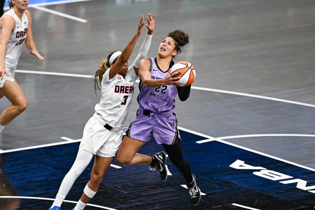 ATLANTA, GA - OCTOBER 24: Golden State guard Veronica Burton (22) drives to the basket against Atlanta guard Jordin Canada (3) during Game Four of the WNBA, Basketball Damen, USA finals between the Golden State Valkyries and the Atlanta Dream on October 24th, 2026 at State Farm Arena in Atlanta, GA. (Photo by Rich von Biberstein Icon Sportswire) WNBA: OCT 24 Finals Golden State Valkyries at Atlanta Dream EDITORIAL USE ONLY Icon261024044