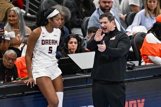 ATLANTA, GA - OCTOBER 24: Atlanta head coach Karl Smesko talks with forward Angel Reese (5) on the sideline during Game Four of the WNBA, Basketball Damen, USA finals between the Golden State Valkyries and the Atlanta Dream on October 24th, 2026 at State Farm Arena in Atlanta, GA. (Photo by Rich von Biberstein Icon Sportswire) WNBA: OCT 24 Finals Golden State Valkyries at Atlanta Dream EDITORIAL USE ONLY Icon261024045